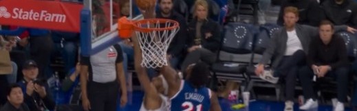 足球比赛直播-这也行？恩比德明显干扰球裁判没吹 好像还动手拉纳吉球衣了