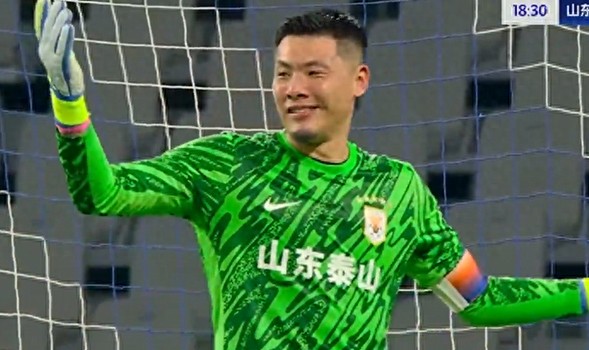 王大雷尴尬一战！被对手角球破门，送点+扑点脱手，仰面长叹